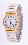 CARTIER. Relógio feminino suíço de pulso da marca "Cartier". Caixa em plaque d'or. Coroa em safira. Pulseira elástica não original. Movimento a corda. Diam.: 2,2cm. Funcionando.