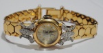 Relógio feminino suíço de pulso dos anos 50, da marca "Delbana", com caixa e pulseira em ouro 18k contrastado, ouro branco e 18 diamantes. Movimento a corda. Peso: 31,2g. Funcionando.