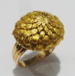 Anel oval em ouro 18k finamente lavrado no feitio de flor. Aro: 14/15. Peso: 12,6g.
