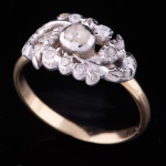 Antigo anel em ouro 18k, ouro branco, diamante central e 18 diamantes laterais. Aro: 16/17.
