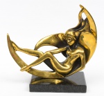 SILVIA LIMA. "Vênus e Lua Crescente", escultura em bronze dourado. Base em granito negro. Comp.: 23cm. Alt.: 22cm. Assinada.