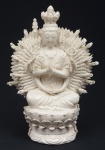 Figura em porcelana chinesa "Blanc de Chine", do séc. XIX, representando "Brahma, O Criador sobre Flor de Lótus". Alt.: 38cm. (Com lascados na parte superior). (Em função da fragilidade, este lote só poderá ser enviado para fora do estado através de transportadora especializada).