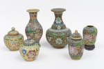 Três vasos e 3 potiches em cloisoné chinês com rica esmaltagem floral. Alt. do maior: 16cm.
