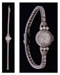 Relógio feminino suíço de pulso da marca "Eloga". Caixa e pulseira em platina com 44 brilhantes e 23 diamantes. Peso: 21,5g. (Mecanismo necessitando de revisão).