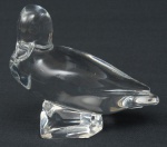 BACCARAT - FRANCE. "Canard", figura esculpida em grosso cristal francês "Baccarat". Alt.: 15cm. (Em função da fragilidade, este lote só poderá ser enviado para fora do estado através de transportadora especializada).