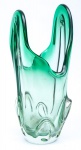 Vaso em vidro moldado de "Murano" na cor verde esmeralda degradé. Corpo com gomados. Borda ondulada e assimétrica. Alt.: 37 cm. (Em função da fragilidade, este lote só poderá ser enviado para fora do estado através de transportadora especializada).