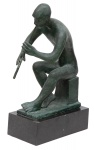 BRUNO GIORGI (1905-1993). "Flaustista", escultura em bronze patinado. Base em granito negro. Alt.: 56cm. Assinado. Década de 50. Reproduzido com foto no catálogo.
