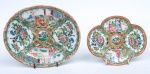 Travessa oval e covilhete no formato de flor em porcelana chinesa do séc. XIX, período "Tao Kuang (1821-1850)", esmaltagem dita "Mandarim", decorados com personagens diversos em ambiente familiar, pássaros e farta ornamentação floral. Medida da travessa: 20 x 16. Medida do covilhete: 15 x 13. (Em função da fragilidade, este lote só poderá ser enviado para fora do estado através de transportadora especializada).