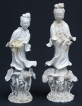 Duas antigas figuras em porcelana chinesa "Blanc de Chine", representando divindades "Kuan Yin". Alt.: 30cm e 28cm. (Com restauro). (Em função da fragilidade, este lote só poderá ser enviado para fora do estado através de transportadora especializada).
