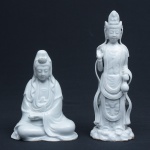 Duas antigas figuras em porcelana chinesa "Blanc de Chine", representando "Divindades Femininas Budistas". Alt.: 26cm e 18cm. (Com restauro). (Em função da fragilidade, este lote só poderá ser enviado para fora do estado através de transportadora especializada).