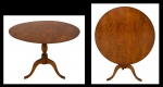 Rara mesa oval tilt-top, também chamada "breakfast table", em rádica e mogno estilo "George II", Inglaterra - 1900. Tampo articulado. Estrutura torneada com gomados. Pernas arqueadas com joelheiras acentuadas. Pés de espátula. Alt.: 77cm. Diâm. do tampo: 1,05m. Reproduzido com foto no catálogo.