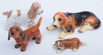 Quatro cachorrinhos alemães ("Goebel") e ingleses miniatura em porcelana e faiança policromada. Comp. do maior: 15cm. (Em função da fragilidade, este lote só poderá ser enviado para fora do estado através de transportadora especializada).