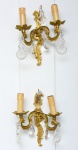 Par de apliques para 2 luzes, em bronze dourado no estilo rococó, França - 1900. Pingentes em cristal no formato de folhas e flores. Alt.: 25cm. (Em função da fragilidade, este lote só poderá ser enviado para fora do estado através de transportadora especializada).