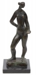 SONIA EBLING (1918 - 2006). "Sofia", escultura em bronze patinado. Base em granito negro. Alt.: 37cm. Assinada. Escultura similar em mármore encontra-se reproduzida na pág. 81 do livro da artista. Reproduzido com foto no catálogo.