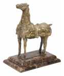 AGOSTINELLI, MARIO (1916 - 2000). "Cavalo", escultura em bronze dourado. Base em mármore marrom rajado. Comp.: 48 cm. Alt.: 26 cm. Assinado. Reproduzido com foto no catálogo.