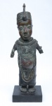 Escultura em bronze africano da Nigéria, representando "Iorubá". Base em madeira. Alt.: 45 cm.