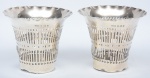 Par de suportes para vasos, com borda fenestrada, em prata inglesa do período Edward VII, contraste da Cidade de Birmingham 1901. Alt.: 12cm. Peso: 290g. (No estado).