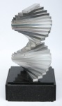 ARTISTA NÃO IDENTIFICADO (BRASIL SÉC. XX). "Escada Caracol", escultura em alumínio. Base em granito negro. Alt.: 43cm.