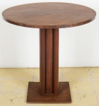 Mesa redonda de centro genuinamente art deco em madeira clara, Brasil-1930. Base quadrada, estrutura com 5 colunetas torneadas. Alt.: 77cm. Diâm.: 80cm.