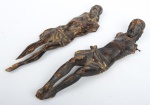CRISTO JACENTE. Duas imagens em madeira com resquícios de policromia. Alts.: 21cm e 18cm. Minas-Séc.XVIII. (No estado).