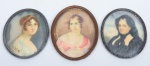 Três antigas placas ovais miniaturas pintadas sobre marfim representando "Damas Antigas", sendo uma delas assinada.