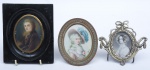 Três antigas placas ovais miniaturas pintadas sobre marfim representando "Duas Damas Antigas e Um Fidalgo", sendo uma delas assinada.