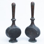Par de raras garrafas chinesas em cobre, séc. XVIII, período "Qianlong" (1736-1795). Corpo ovalado. Base e pescoço sextavados. Alt.: 41cm.