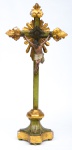 CRISTO CRUCIFICADO. Imagem em madeira policromada. Crucifixo também em madeira, revestido com pátina verde realçada a ouro. Alt.: 54cm. Portugal - séc. XIX.