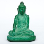 Escultura em jadeíta representando "Buddah em Meditação". Alt.: 21cm. China - séc. XX.