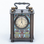 Carriage clock com caixa em bronze revestido com esmalte "Champleve". Alt.: 6,5cm. (Funcionando).