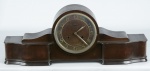 Relógio art deco carrilhão para cima de móvel, da marca "Eshattan". Caixa em madeira decorada no estilo. Alt.: 25 cm. Comp.: 64 cm. (Mecanismo necessitando de revisão).