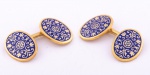 Par de abotoaduras italianas ovais em ouro 18k - 750 mls com contrastado, esmaltadas com ramos e flores em azul cobalto. Comp.: 1,5 cm. Peso: 13,2 g.