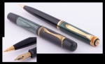 PELICAN. Antigo conjunto alemão de caneta tinteiro e lapiseira da marca "Pelican", em baquelite verde rajado e negro. Guarnições em plaque d'or.