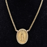 Gargantilha italiana em ouro 18k-750mls contrastado com pendente sacro de "Nossa Senhora" emoldurada com 30 brilhantes. Peso: 12,6g.