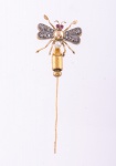 Broche feminino de lapela no feitio de abelhinha em ouro 18k com pérolas e 8 diamantes. Medida da abelhinha: 2,0 X 1,5. Peso: 3,5g.