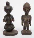 Duas antigas esculturas africanas, provavelmente em ébano, representando "Figuras Femininas de Tribo do Zaire" (sendo 1 da etnia Luba). Alt.: 32cm.