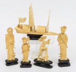 Quatro figuras e 1 embarcação com personagens esculpidos em marfim com base em madeira trabalhada. Alt. da figura maior: 12cm. Comp. da embarcação: 14cm. (Uma figura com pescoço colado).