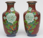 Par de vasos balaústres em cloisoné chinês, esmaltado com ramos, flores e colibri sobre fundo vermelho. Borda com faixas azuis e raminhos. Alt.: 39cm.