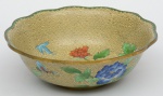 Bowl em cloisoné chinês do séc. XIX, esmaltado com flores orientais sobre fundo bege e nuvens salpicadas. Borda ondulada com faixas verde. Diâm.: 26cm.