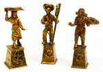 Três figuras populares lusitanas miniaturas sobre pedestal em bronze patinado. Alt. da maior: 8,5cm. Portugal - séc. XX.