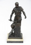 J.N. (ESCOLA EUROPÉIA - SÉC. XX). "Le Forgeron", escultura em bronze patinado. Base em ônix e granito negro. Assinado na base. Alt.: 40cm.