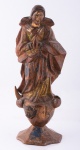 NOSSA SENHORA DA CONCEIÇÃO. Imagem em madeira com resquícios de policromia. Alt.: 28cm. Bahia- séc. XVIII/XIX. (Falta um chifre na base).