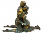 ANTONIO LIBOREDO (BRASIL, SÉC. XX). "Les Amants", escultura em bronze patinado. Alt.: 65cm. Comp.: 80cm. Assinado.