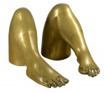 PIETRINA CHECCACI (1941). "Pernas", esculturas em bronze dourado.  Alt.: 70cm. Comp.: 95cm e 1,10m. Assinadas. Reproduzido com foto no catálogo.