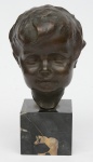 ATRIBUÍDO A ANTÔNIO TEIXEIRA LOPES (PORTUGAL, 1866-1942). "Cabeça de Menino", escultura em bronze patinado. Base em mármore negro rajado. Sem assinatura. Alt.: 26,5cm.