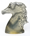 ABRAHAM PALATNIK (1928). "Cabeça de Cavalo", escultura em resina, nas cores âmbar e negro. Alt.: 27cm. Assinado.