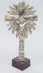 "CRISTO CRUCIFICADO". Imagem e crucifixo em prata de lei com inscrições e resplendor lavrados no estilo "D. José". Base em madeira escurecida. Alt.: 21cm.