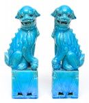 Par de antigos cães de fó em porcelana chinesa, esmaltados na cor azul turquesa. Alt.: 32cm. (Em função da fragilidade, este lote só poderá ser enviado para fora do estado através de transportadora especializada).