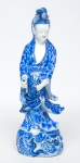"Divindade Kuan Yin sob Dragão com Frasco de Perfume" em porcelana chinesa com esmaltagem azul e branca. Alt: 41cm. (Restauro na mão direita). (Em função da fragilidade, este lote só poderá ser enviado para fora do estado através de transportadora especializada).