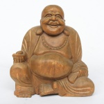 Figura esculpida em madeira clara, representando "Buddah em Meditação". Alt.: 21cm.